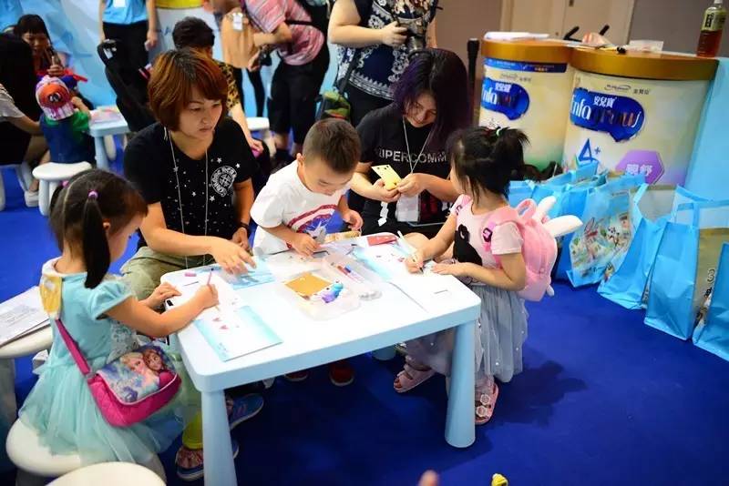 妈妈咪咪嘉年华的欢乐体验和香港郊区的生态怡然之旅