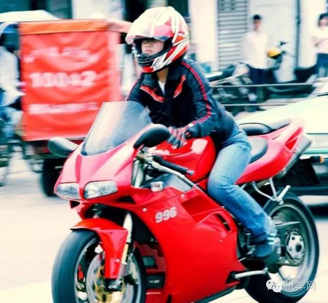 她，身为一名聋哑人，却在男性主宰的摩托世界里活得有声有色