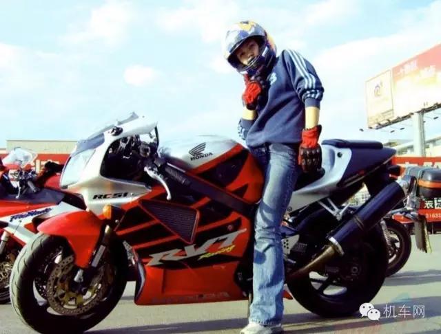 她，身为一名聋哑人，却在男性主宰的摩托世界里活得有声有色