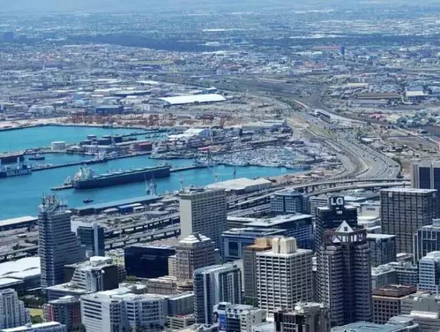 建“龙城”、被绑架、当酋长：他们冒着生命危险在非洲赚钱