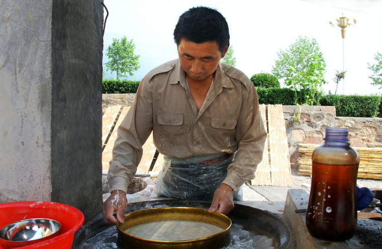纯手工制作红薯粉皮美食,红薯粉皮机制作视频