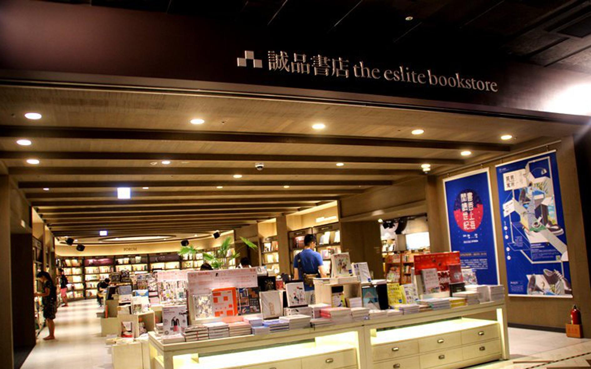 在书店里度过了一个下午,在书店度过美好的时光