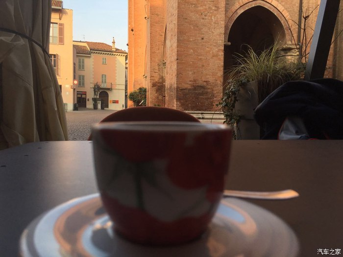 美女开玛莎拉蒂高速实拍原声视频,女车主提车