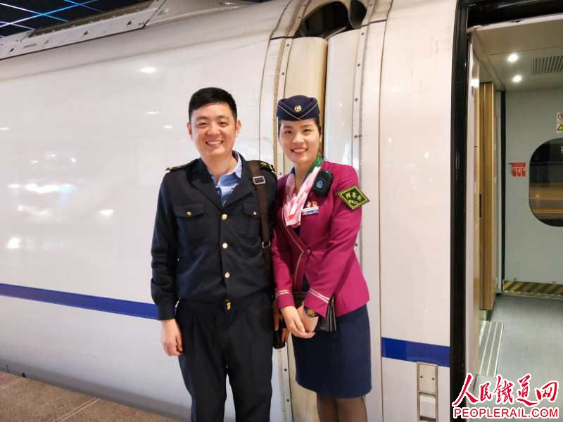 90后小夫妻6年坚守春运,春运路上的暖心青年夫妻