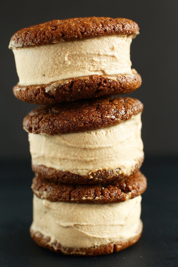 吃巧克力马卡龙冰淇淋三明治,哈根达斯牛奶太妃三明治冰淇淋