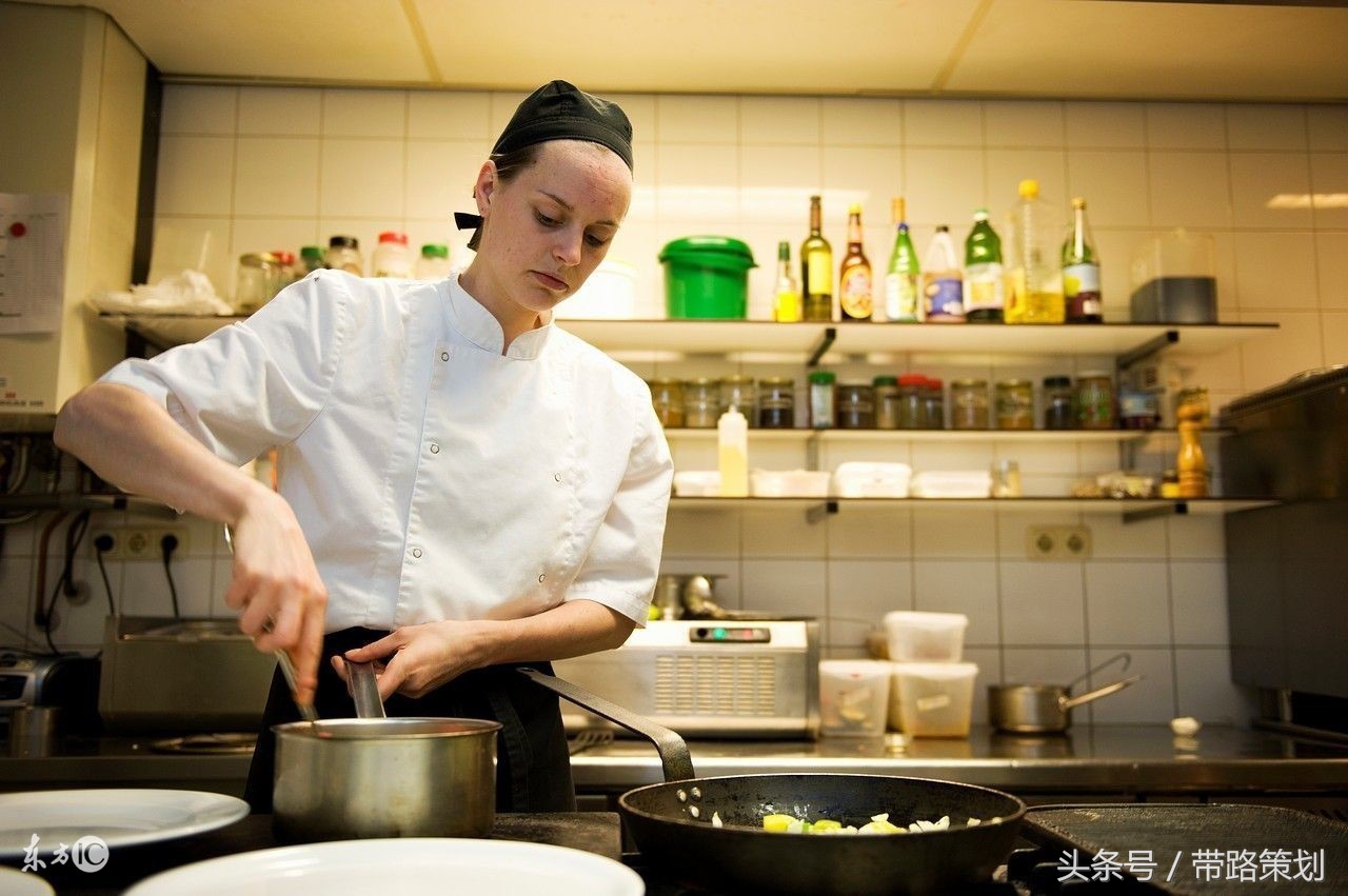 餐厅打工老板不发工资有啥办,餐厅员工不干一个月工资怎么处理