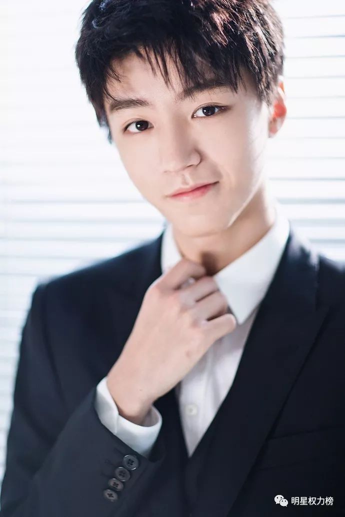 看了王俊凯王源千玺最近露额头的照片，撩妹能力max，女友粉暴涨