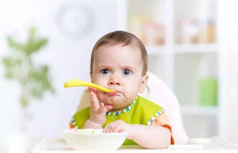 宝宝总是半夜哭醒身子热,婴儿半夜睡觉老是哭是怎么回事啊