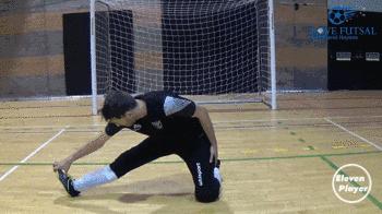 五人足球守门员新手入门,足球门将抓帽技巧