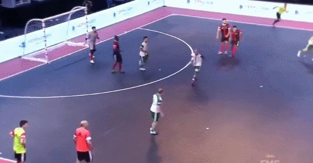 小罗五人制足球,足球精灵小罗过人技巧