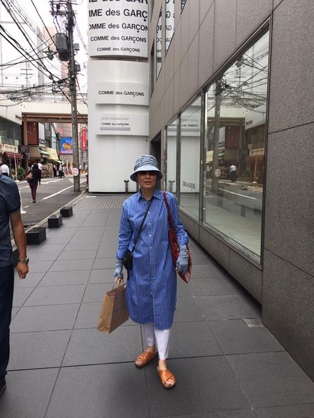 汪明荃不老女神一字肩上衣减龄,汪明荃70岁冬季穿搭