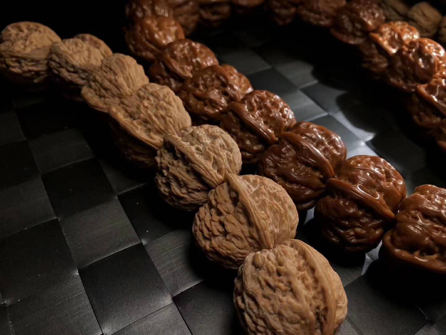 比较火的文玩核桃手串,不打底的文玩核桃手串