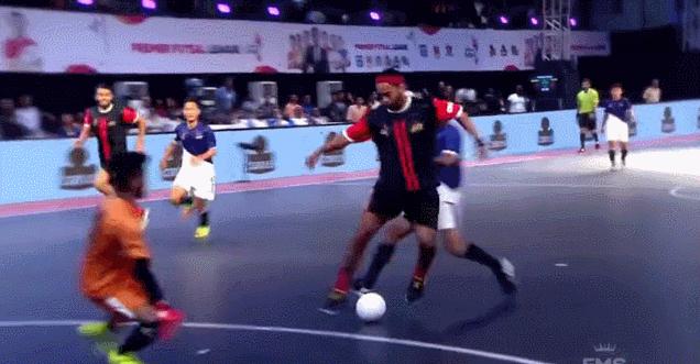 足球精灵小罗十佳球,小罗足球巅峰之战