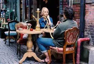 去德国，你抽抽，抽过水烟没？