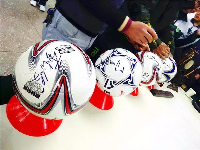 以球会友感受青山绿水红钢城别样精彩