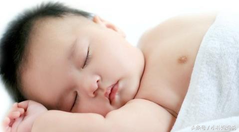 新生儿睡觉总是发出声音,为什么新生儿总是在睡觉