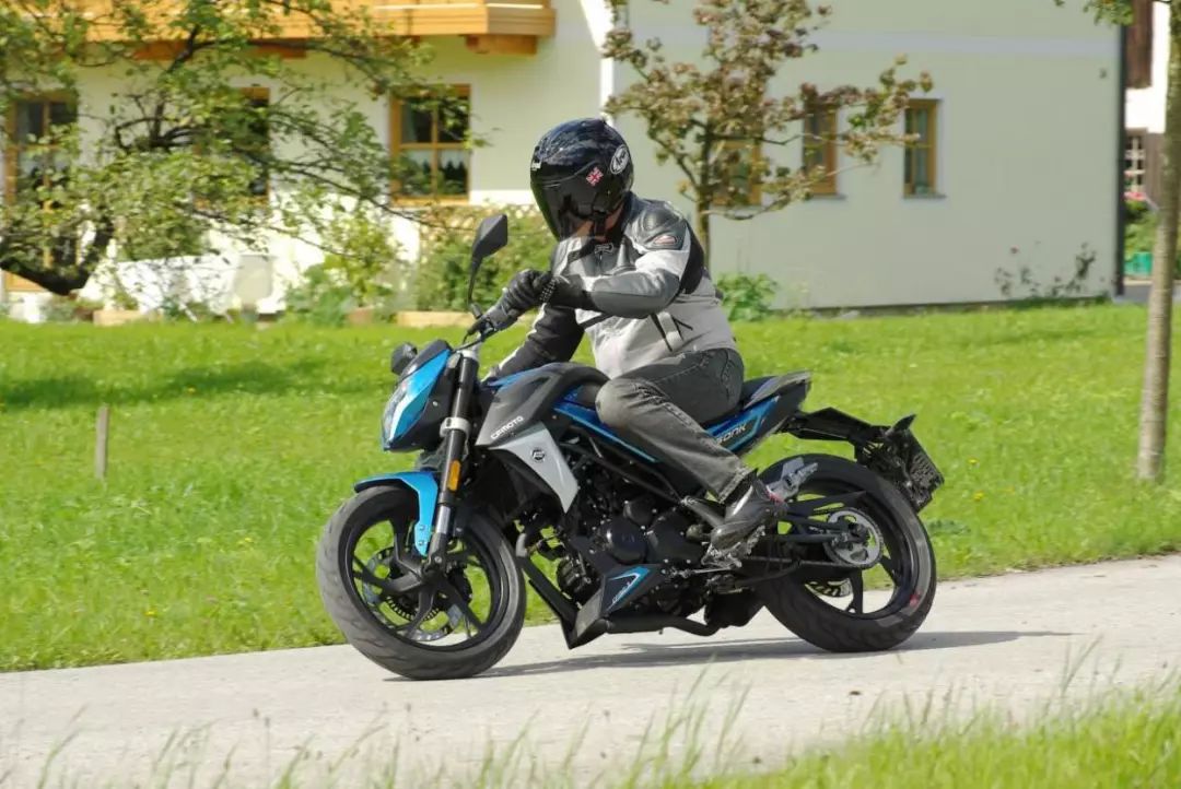 唯一能被骑上长安街的摩托车！外形犹如机械战警，还带运动模式！