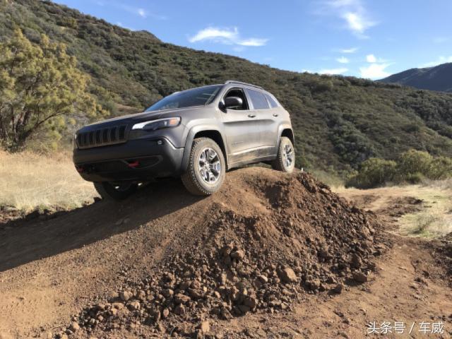 全新jeep自由光两驱和四驱的区别,全新jeep自由光四驱越野