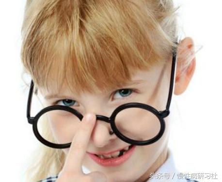 眼角有个针眼大的小孔怎么回事,眼角有一个小孔怎么治疗