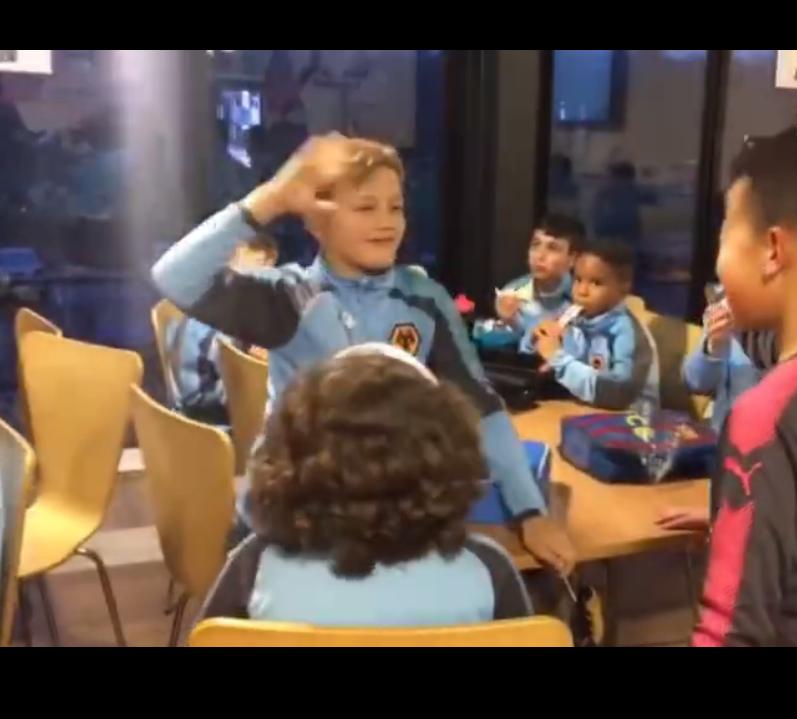 氛围中国足球该有的氛围中国足球小将取经英国狼队U9