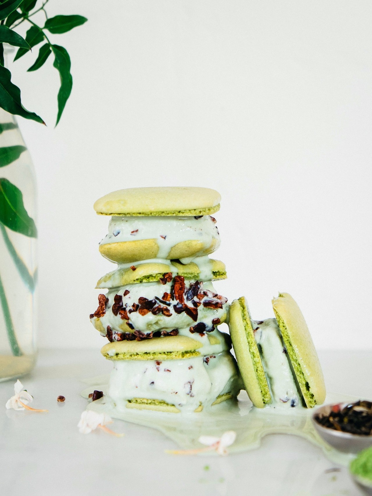 吃巧克力马卡龙冰淇淋三明治,哈根达斯牛奶太妃三明治冰淇淋