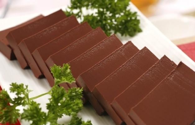 人中敏感泛红,人中突然发红是上火吗