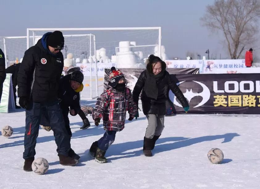 冰雪亲子运动,雪地足球亲子