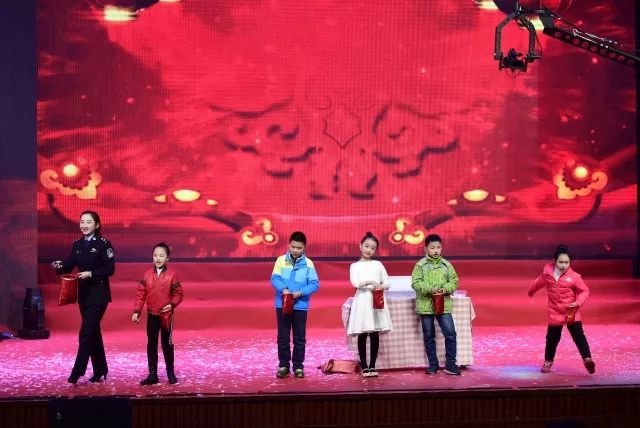 警察节目感动全场观众落泪,慰问演出感动