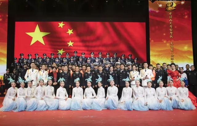 警察节目感动全场观众落泪,慰问演出感动