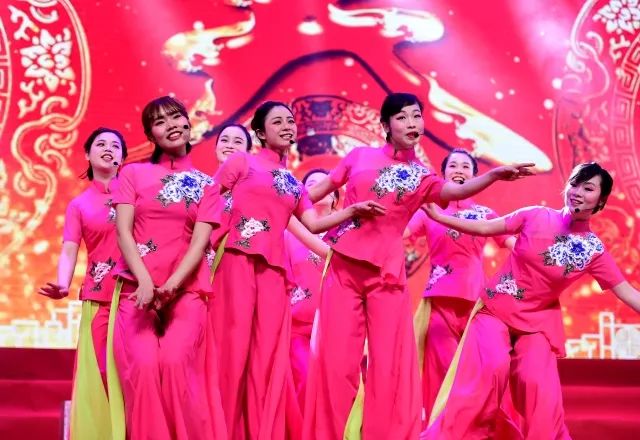 警察震撼人心的表演节目,慰问演出感动