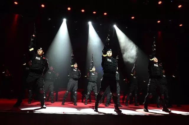 警察节目感动全场观众落泪,慰问演出感动