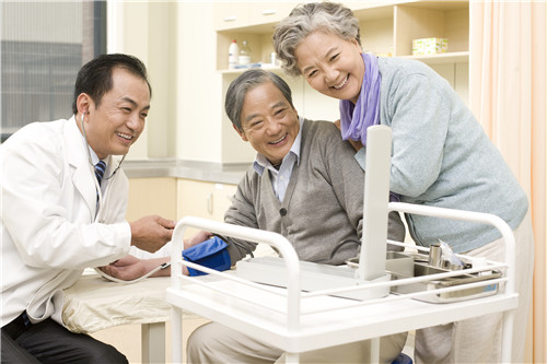 早上起床尿液混浊跟肝有什么关系,肝不好早上第一泡尿是红茶色