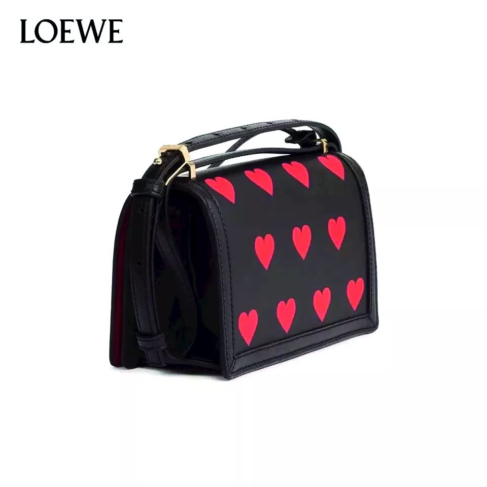 不为冲销量,奢侈品品牌看上了天猫的什么?|CBNweekly