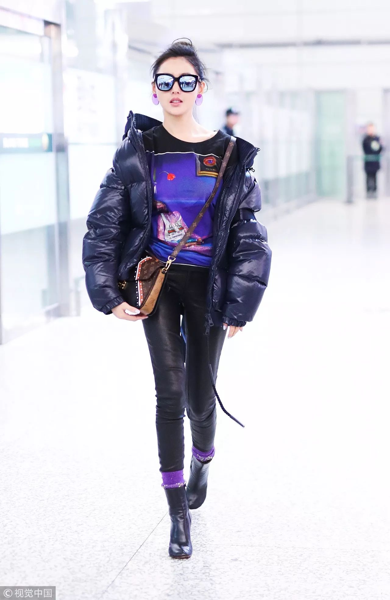 周冬雨古力娜扎同款穿搭,羽绒服凹造型