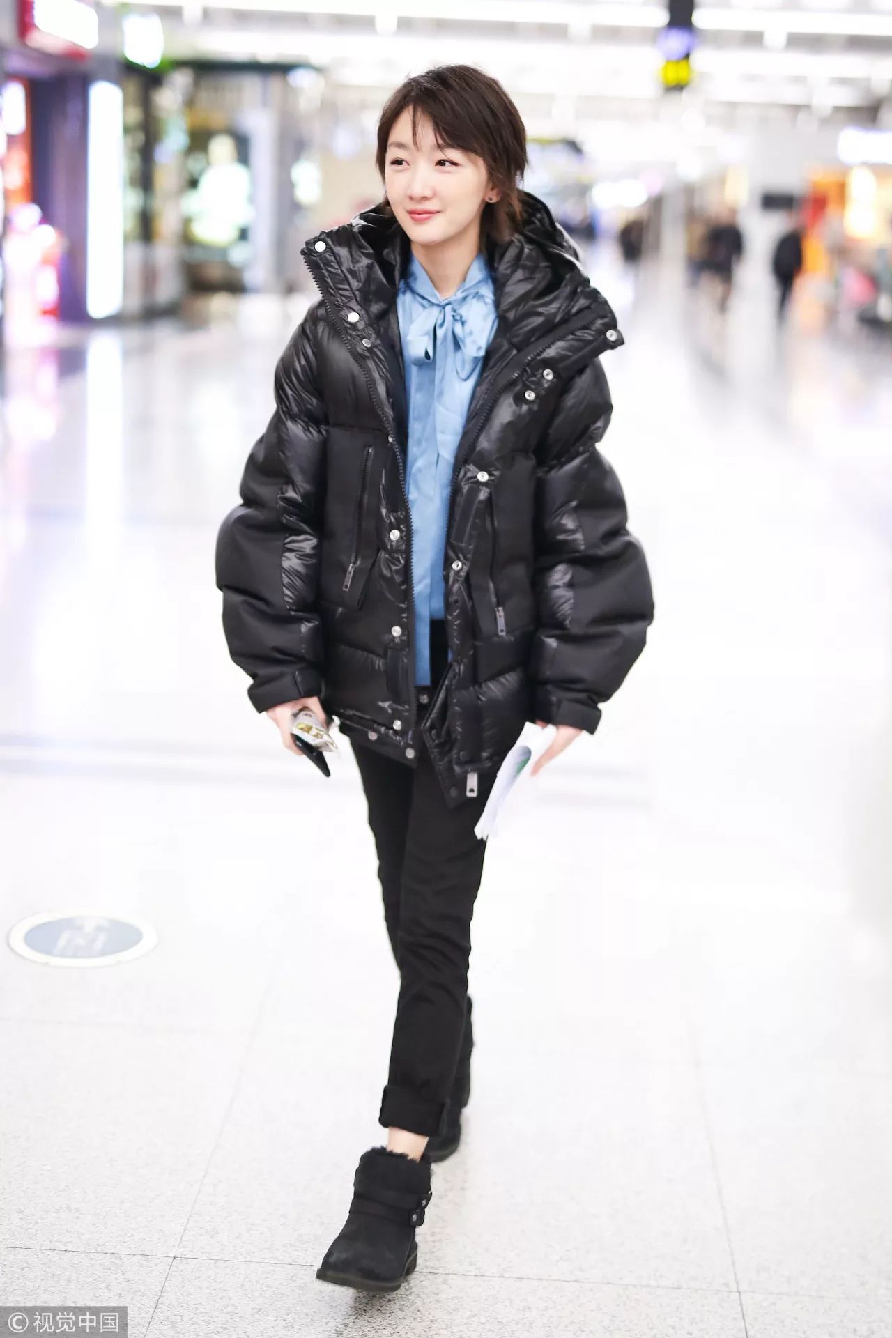 周冬雨古力娜扎同款穿搭,羽绒服凹造型