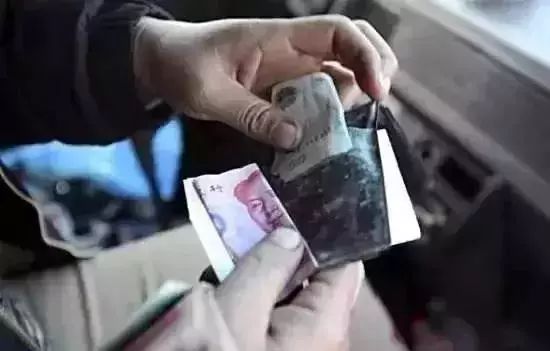 看了卡车司机都是如何省钱的！才知道养大车跑运输是多么的苦！