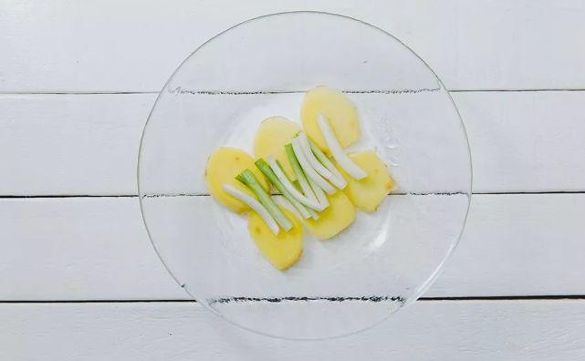 家宴上简单美味的清蒸石斑鱼,年年有余清蒸石斑鱼年夜饭