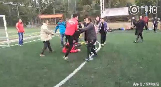 小孩打架家长踢了别人的孩子一脚,青少年足球比赛打架视频