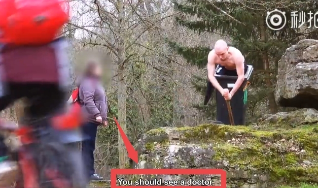 国外真人在街头演绎游戏《掘地求升》，路人会是什么反应？