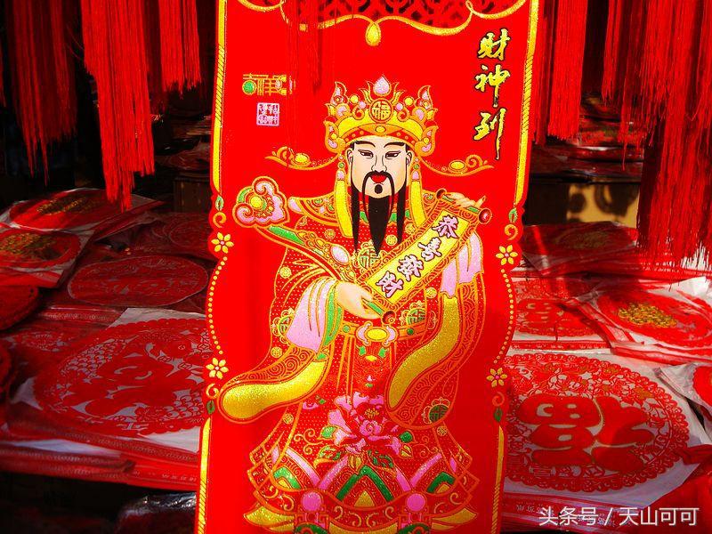 贴对联挂起红红火火的灯笼,红红火火过大年大红灯笼高高挂