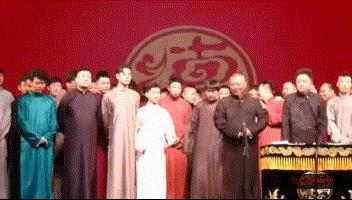 2018德云社封箱孟鹤堂踢大褂 (2020德云社封箱粉色大褂是谁)