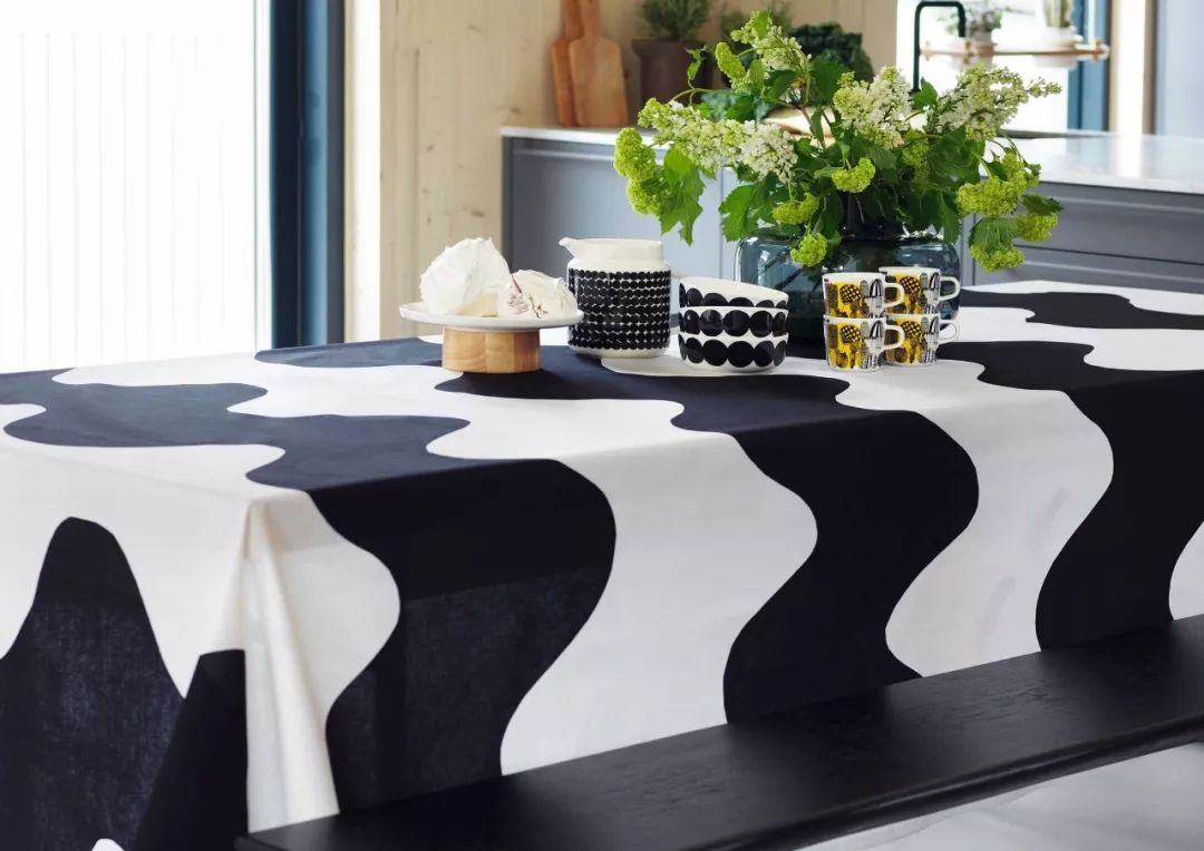 芬兰家饰品牌Marimekko与化妆品倩碧联手打造的彩妆,用在哪儿?