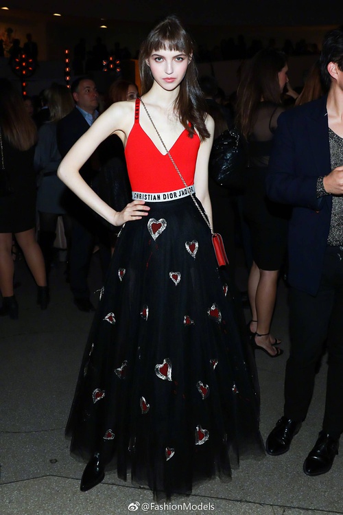 穿Dior星空裙的模特比ab还美！神似王思聪前女友，就是嘴巴怪怪的