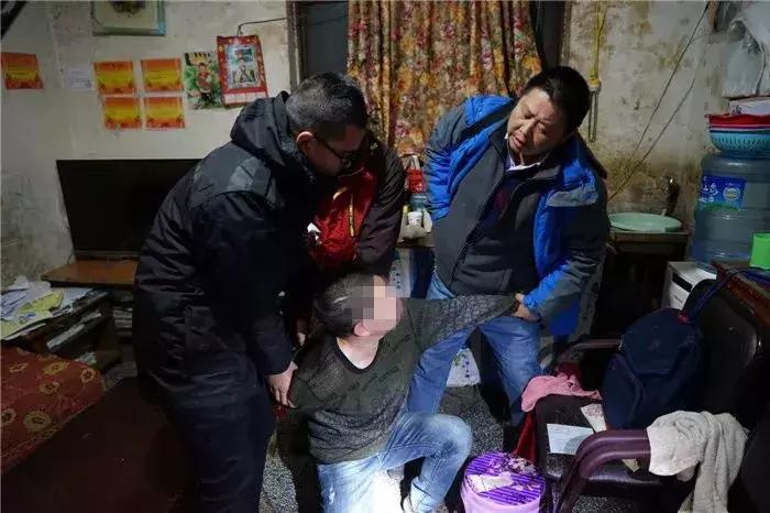 在车站站台上打伞,公交站台施工利润