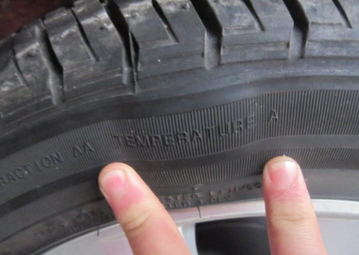 行车中轮胎突然爆胎不正确做法,行驶中突然爆胎时正确的应对措施