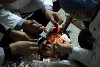 被鞭炮炸伤眼睛晶体要怎么补救,13岁男孩被鞭炮炸伤眼睛