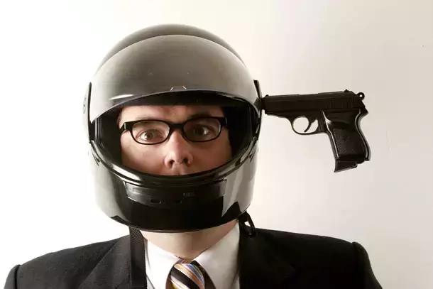 他把12个前女友都做成了高跟鞋？到底是真的假的