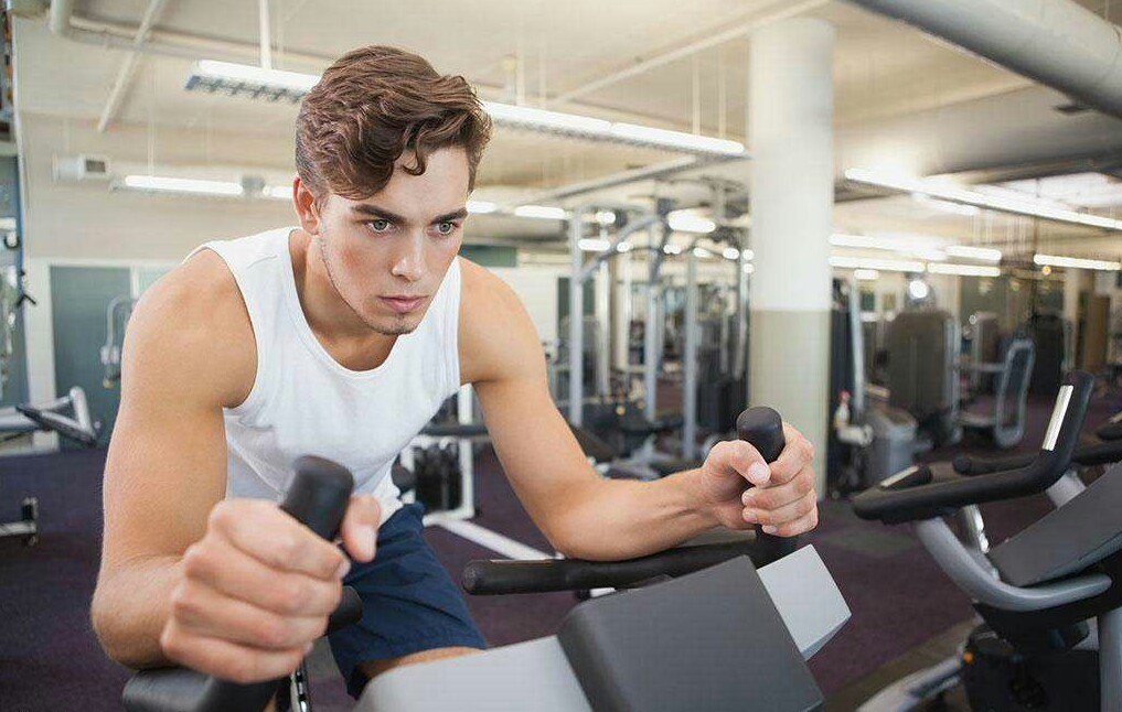 徒手锻炼的项目有哪些比较有名的,怎样徒手锻炼肱二头肌适合学生党