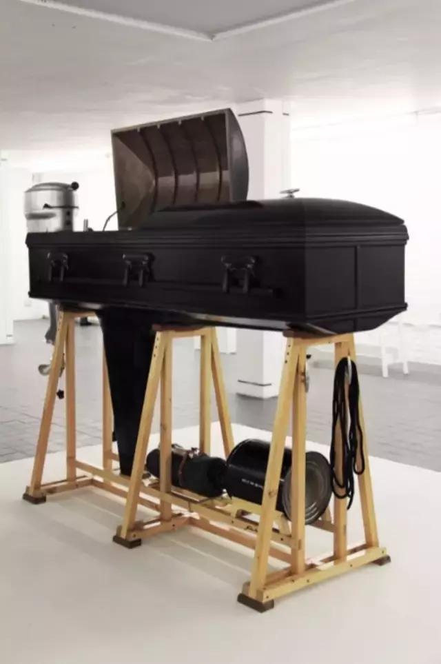 他把12个前女友都做成了高跟鞋？到底是真的假的