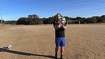 足球初学者教学接球,足球踢球正确姿势教学